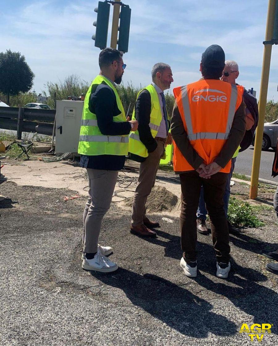 Fiumicino il sopralluogo sul punto di via Trincea delle Frasche dove è in corso l'installazione del semaforo