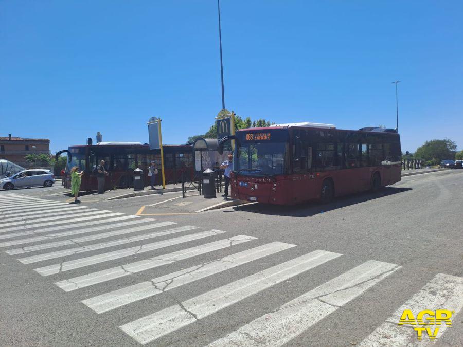 Acilia il capolinea dei bus antistante la stazione della Roma-Lido