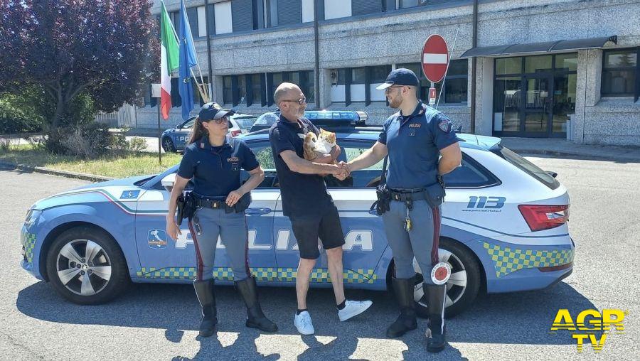 Polizia di Stato salva un gattino di nome Tom dalla trafficata arteria stradale dell’autostrada A1