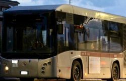 Acilia, prende a pugni il finestrino del bus perchè l'autista non lo fa salire fuori fermata