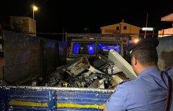 Carabinieri i furgoni sotto sequestro che trasportavano rifiuti