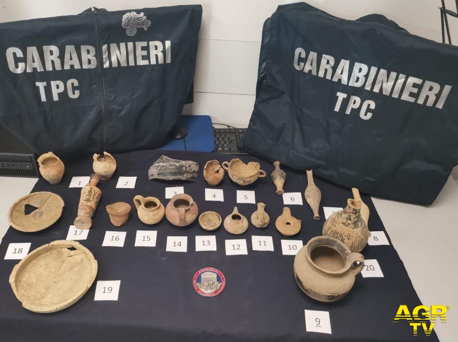 Carabinierir TPC alcuni reperti archeologici recuperati