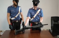 Carabinieri il fucile rinvenuto e sequestrato ad Artena