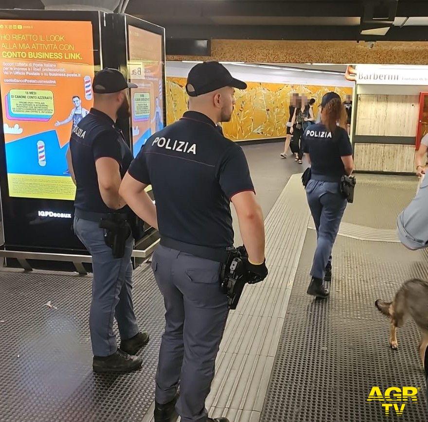 Polizia pattuglia a piedi nella mettopolitana