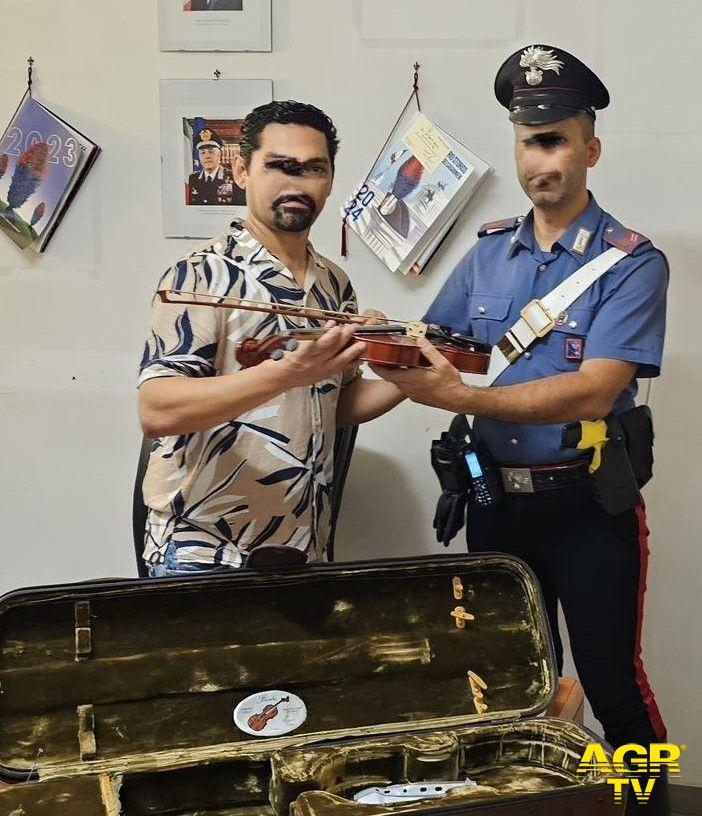 Carabinieri Casilina riconsegnato violino all'artista di strada