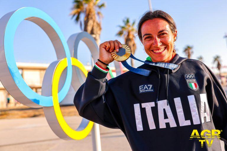 Marta Maggetti mostra la sua medaglia d'oro foto da comunicato stampa FIV