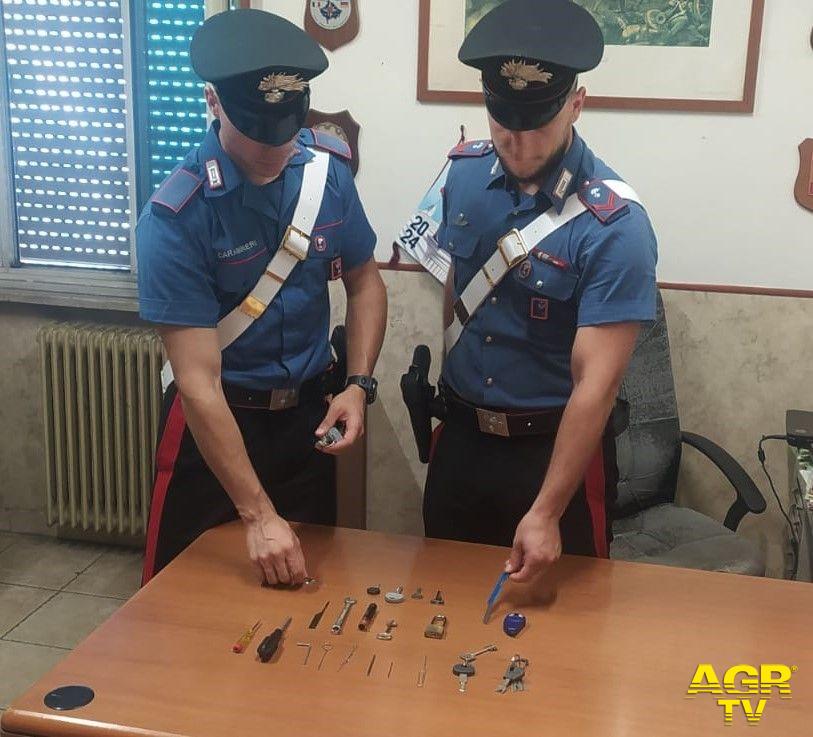 Carabiniri gli arnesi sequestrati al georgiano