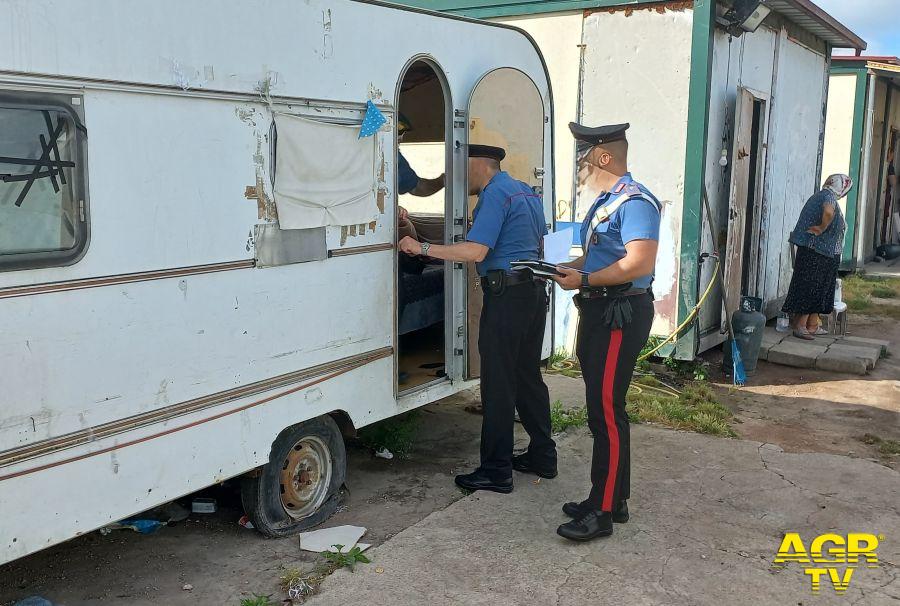 Carabinieri nel campo nomadi di Castel Romano