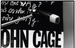 Di là dal fiume banner John Cage