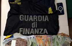 GdF Firenze: se ne va in giro per la città con mezzo chilo di cocaina e 49.750,00 Euro