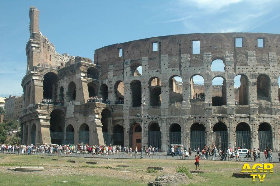 Turisti al Colosseo foto pixabay