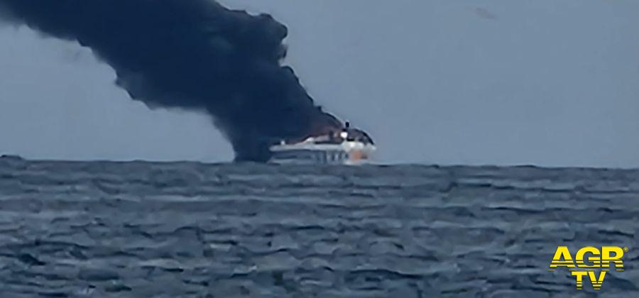 Ostia incendi al largo di Ostia di un maxi yacht di 23 metri foto Luigi Zaccaria