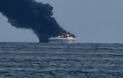 Ostia, maxi yacht in fiamme davanti Capocotta, salve le 11 persone a bordo