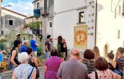 Il paese dei francobolli, con i murales un piccolo borgo abruzzese diviene il Centro permanente delle narrazioni popolari