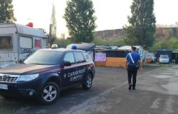 Roma, blitz dei Carabinieri nel campo nomadi di via Candoni, due persone fermate