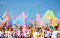 I mille colori dell'Holi sull'Estate romana