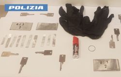 Polizia materiale utilizzato per aprire le porte sequestrato