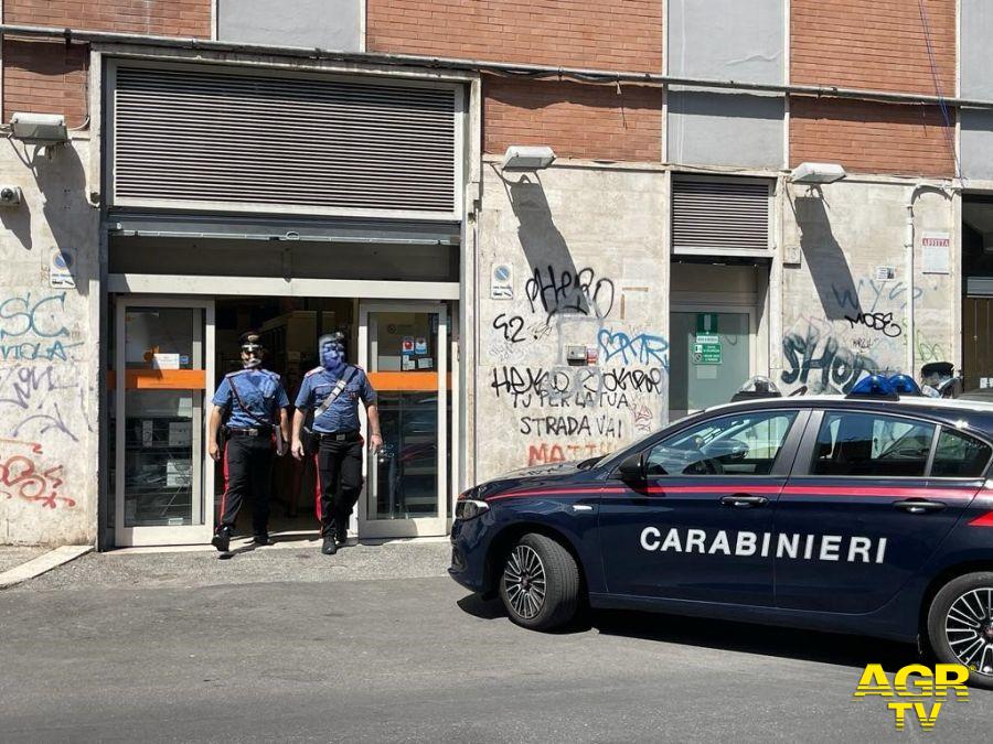 Carabinieri l'equipaggio intervenuto in uno degli esercizi commerciali rapinati