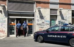 Carabinieri l'equipaggio intervenuto in uno degli esercizi commerciali rapinati