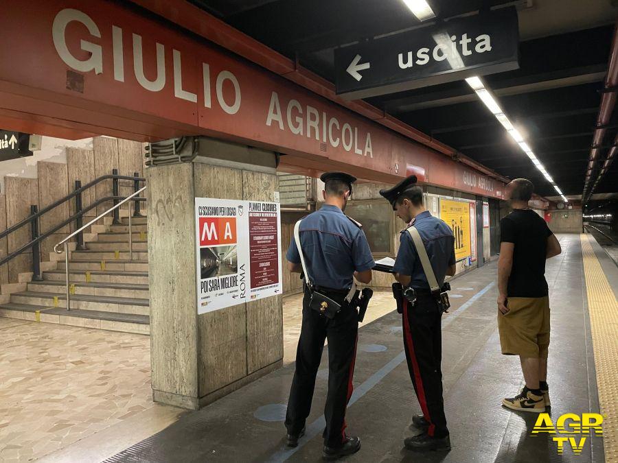 Carabinieri controlli nelle stazioni metro