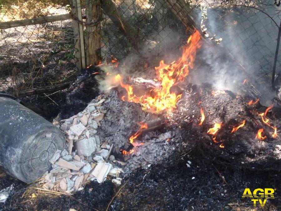Fiumicino, rifiuti dati alle fiamme Fiumicino, rifiuti dati alle fiamme