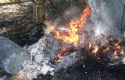 Fiumicino, rifiuti dati alle fiamme