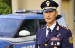 Ispettore di polizia in vacanza salva una donna colta da malore