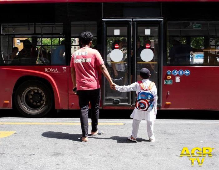 Bambini a scuola con il bus