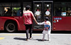 Bambini a scuola con il bus