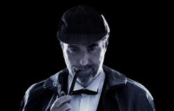 Sherlock Holmes interpretato da Neri Marcorè