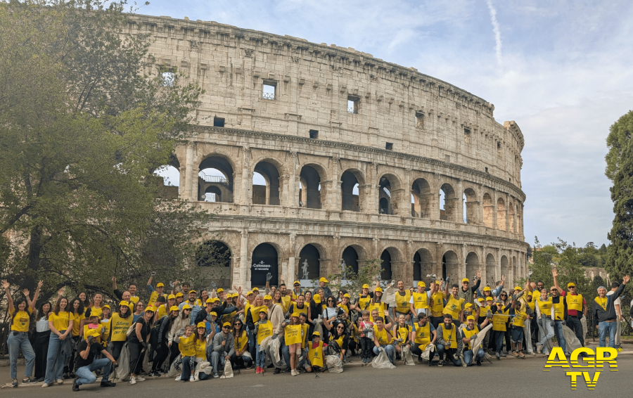 Puliamo il Mondo i volontari al Colosseo