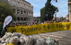 Puliamo il Mondo i volontari al Colosseo