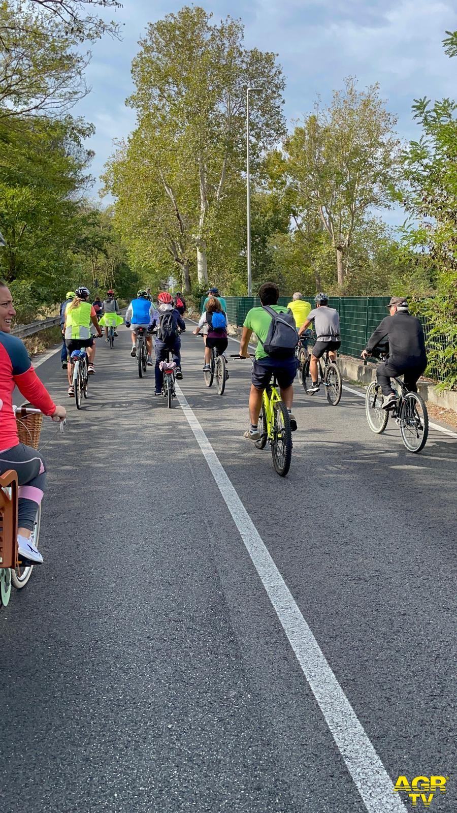 Ostia in bici i ciclisti sulla via Ostiense chiusa al traffico