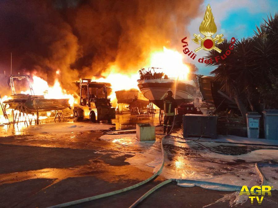 Incendio cantiere navale Fiumicino foto vigili del fuoco