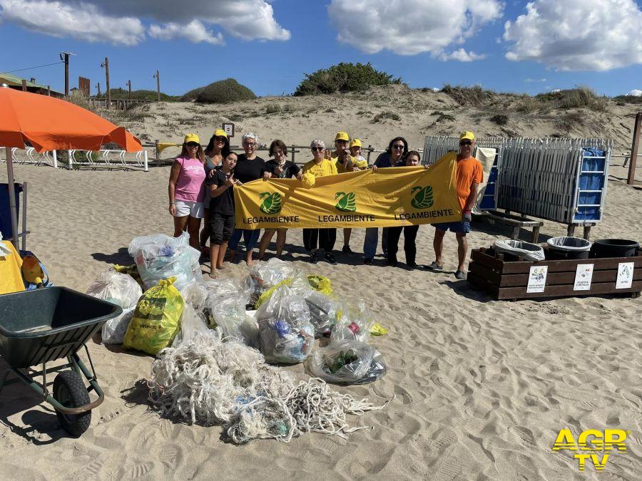 Puliamo il mondo rifiuti raccolti sulle spiagge del litorale romano