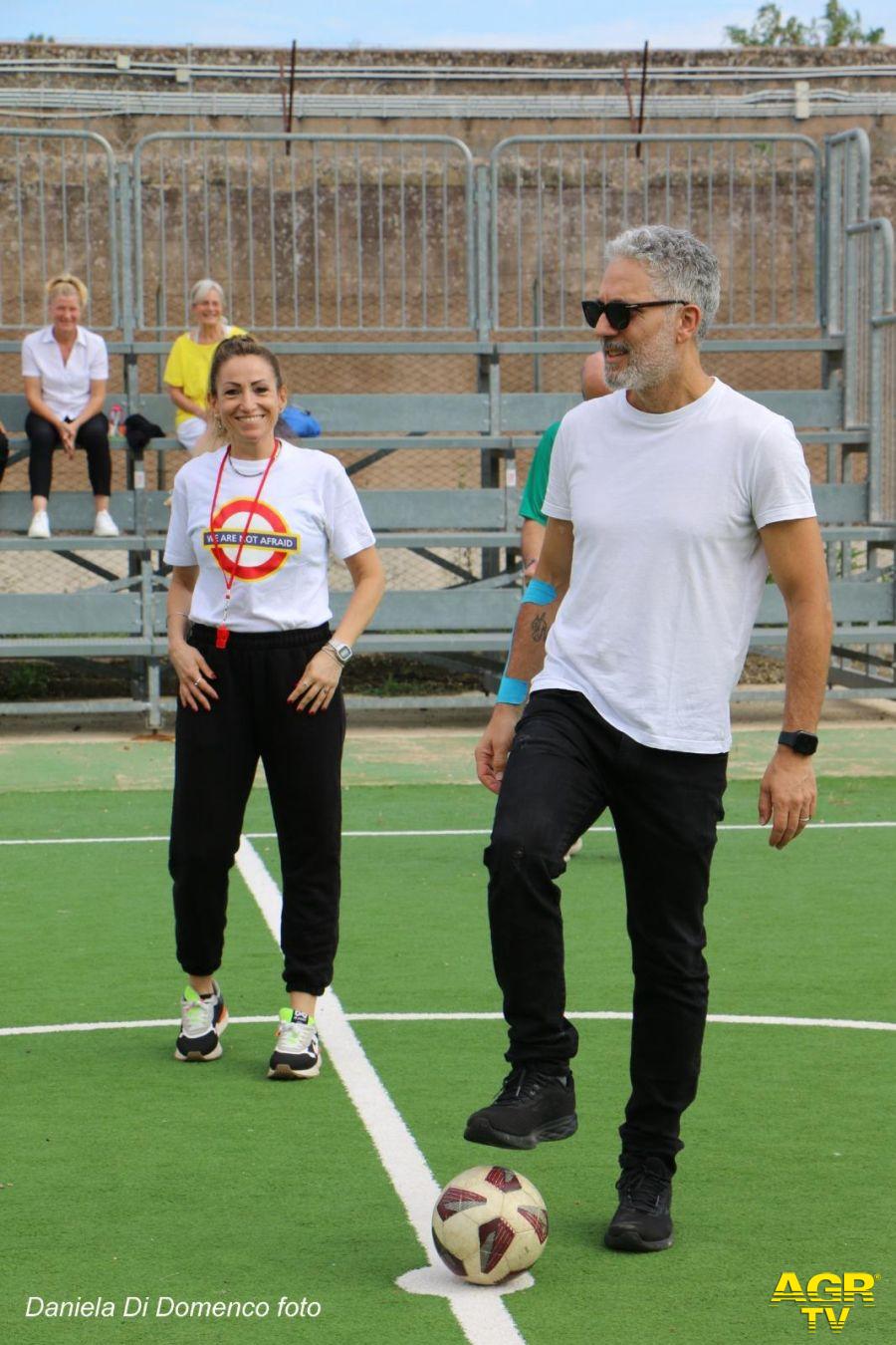 A Rebibbia scenbdiamo in campo per la pace il calcio d'inizio di Giuseppe Fiorello ph credit Daniela Di Domenico