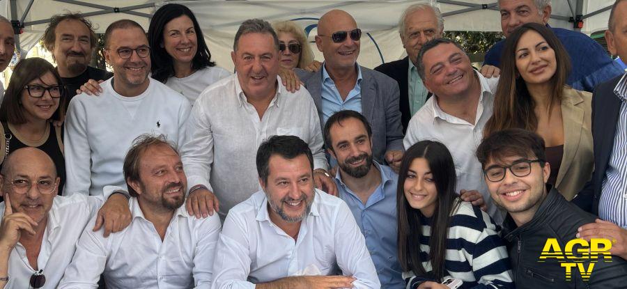 Salvini self al gazebo circondato dall'affetto della gente