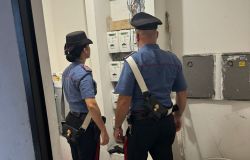 Carabinieri denunce per allacci abusivi alla rete elettrica pubblica