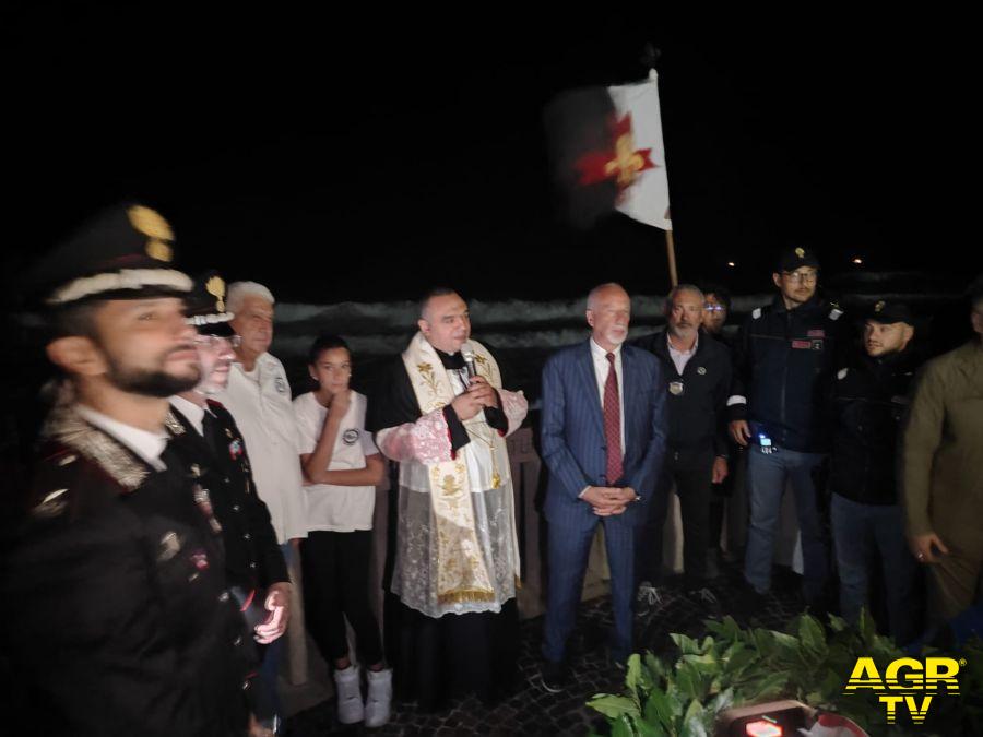 Festa di Regina Pacis la sosta al pontile per il lancio dei fiori e del salvagente in mare