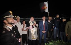 Festa di Regina Pacis la sosta al pontile per il lancio dei fiori e del salvagente in mare