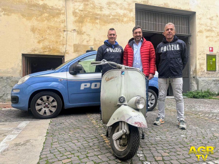 Colpo in una attività di piazza della Libertà: spaccata la vetrata e portata via una Vespa d’epoca di ingente valore