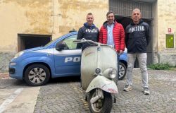 Colpo in una attività di piazza della Libertà: spaccata la vetrata e portata via una Vespa d’epoca di ingente valore