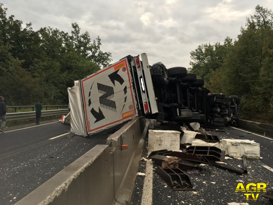 Vigili del Fuoco. Intervento sulla Sgc Firenze-Pisa-Livorno per incidente stradale: chiuso il tratto tra Ginestra e Montelupo