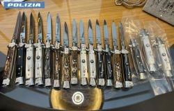 Polizia i coltelli sequestrati