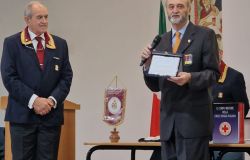 consegna targa ricordo al Generale di Corpo d’Armata Paolo Gerometta, Presidente del Consiglio Permanente delle Associazioni d’Arma – ASSOARMA