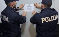 Polizia l'apposizione dei sigilli