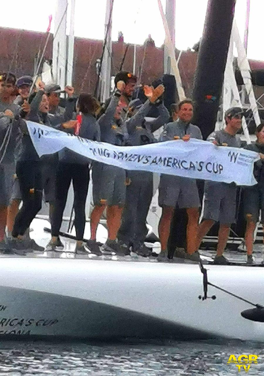 America's Cup l'equipaggo di Luna Rossa femminile festeggia la vittoria