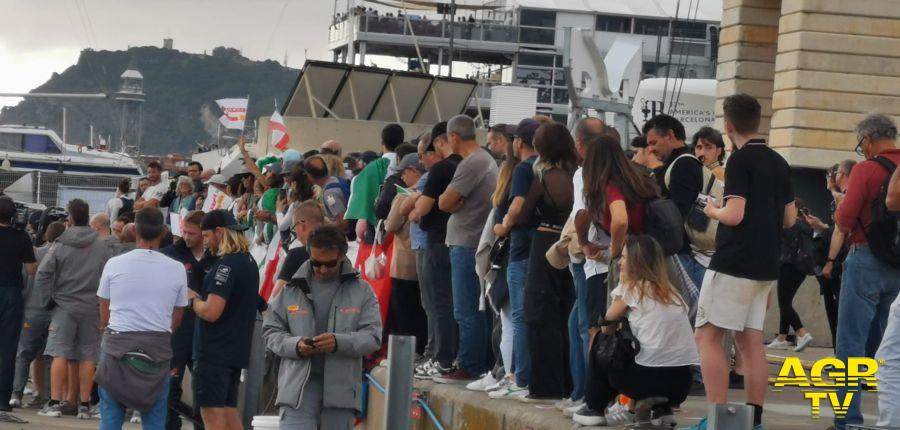 America's cup la base di Luna Rossa con i tifosi che aspettano il rientro delle ragazze tra uno sventolio di bandiere