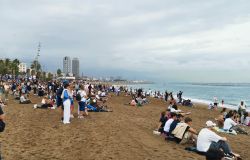 America's cup la spiaggia di Barcellona piena di turisti ed appassionati