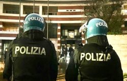 Roma, blitz all'alba della Polizia, sgomberato l'ex-hotel Petra alla Romanina